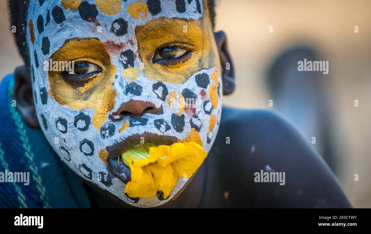 Giovane Surma, body paintings, valle dell'Omo, Etiopia Foto Stock