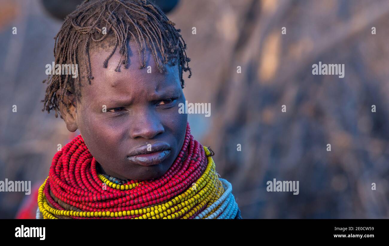 Donna Nynagatom, collane perle, valle Omo, Etiopia Foto Stock