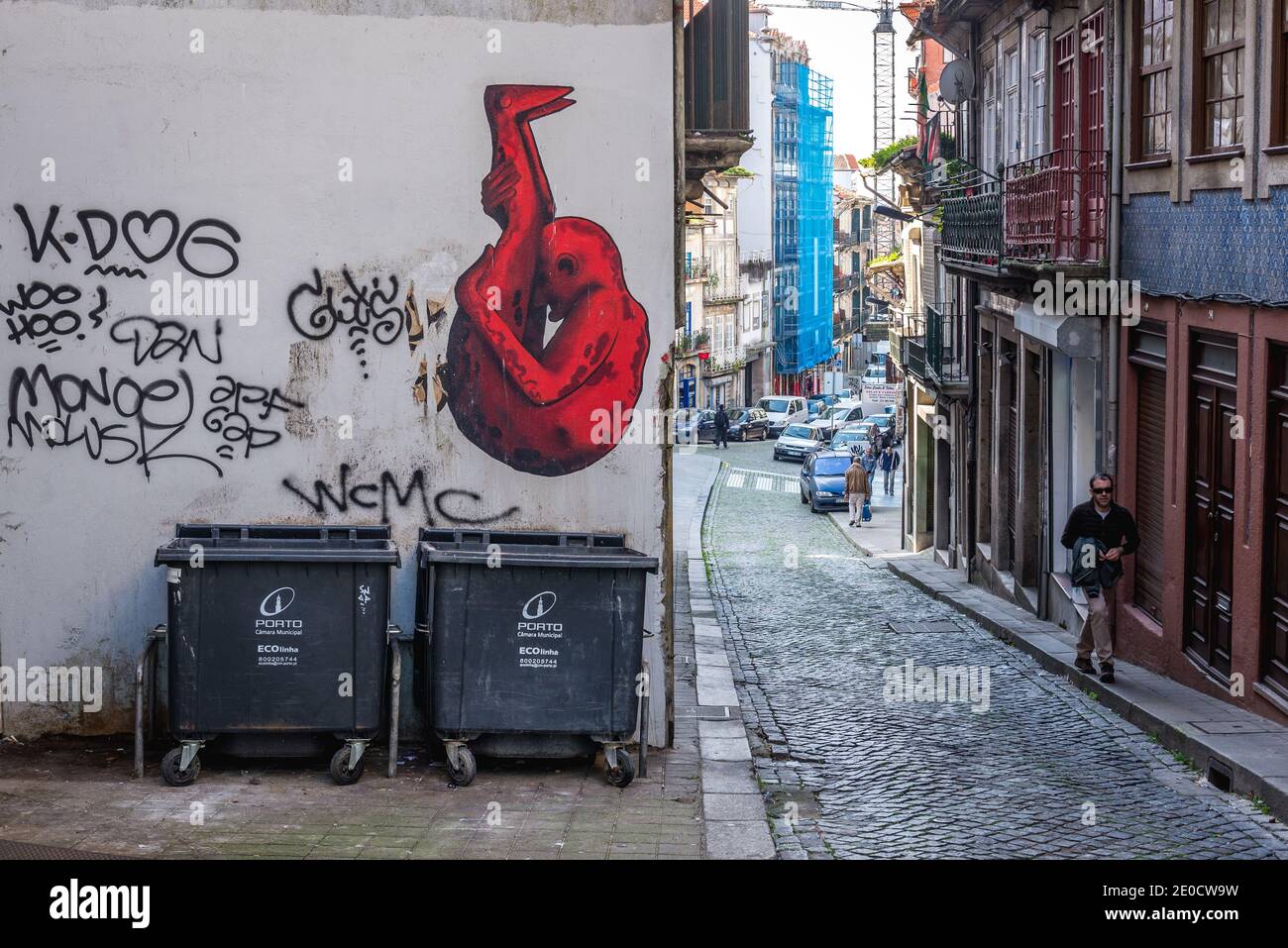 Graffiti sulla strada Rua de Cimo de Vila nella città di Porto sulla penisola iberica, la seconda città più grande del Portogallo Foto Stock