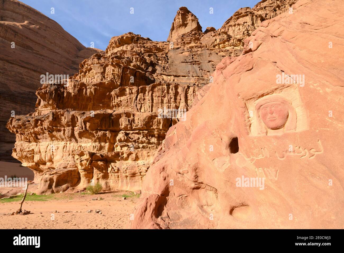 Lawrence d'Arabia scultura viso nel deserto di Wadi Rum in Giordania. T. E. Lawrence effigy scolpito nella roccia. Foto Stock