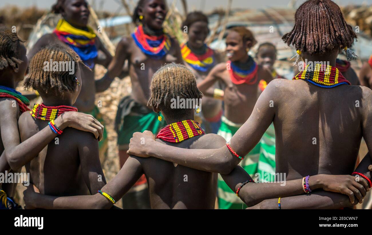 Dassanetch ragazze, danza, valle Omo, Etiopia Foto Stock