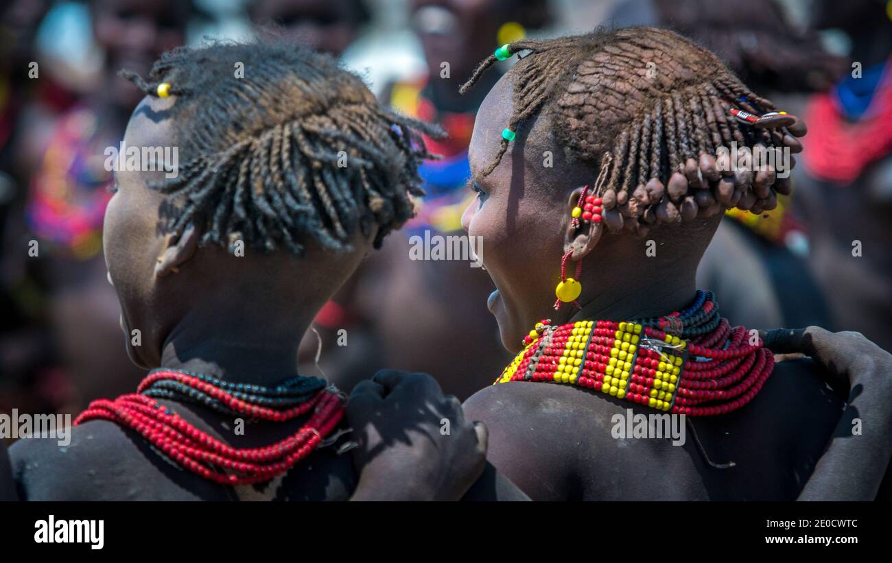 Dassanetch ragazze, danza, valle Omo, Etiopia Foto Stock