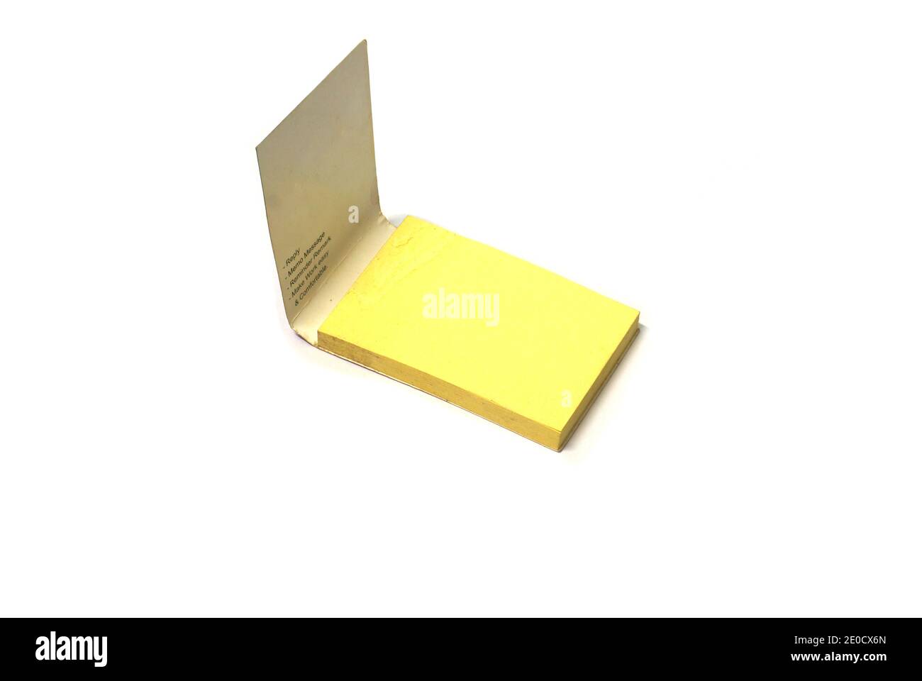 Una pagina vuota nel blocco note della tabella in uno sfondo bianco Foto Stock