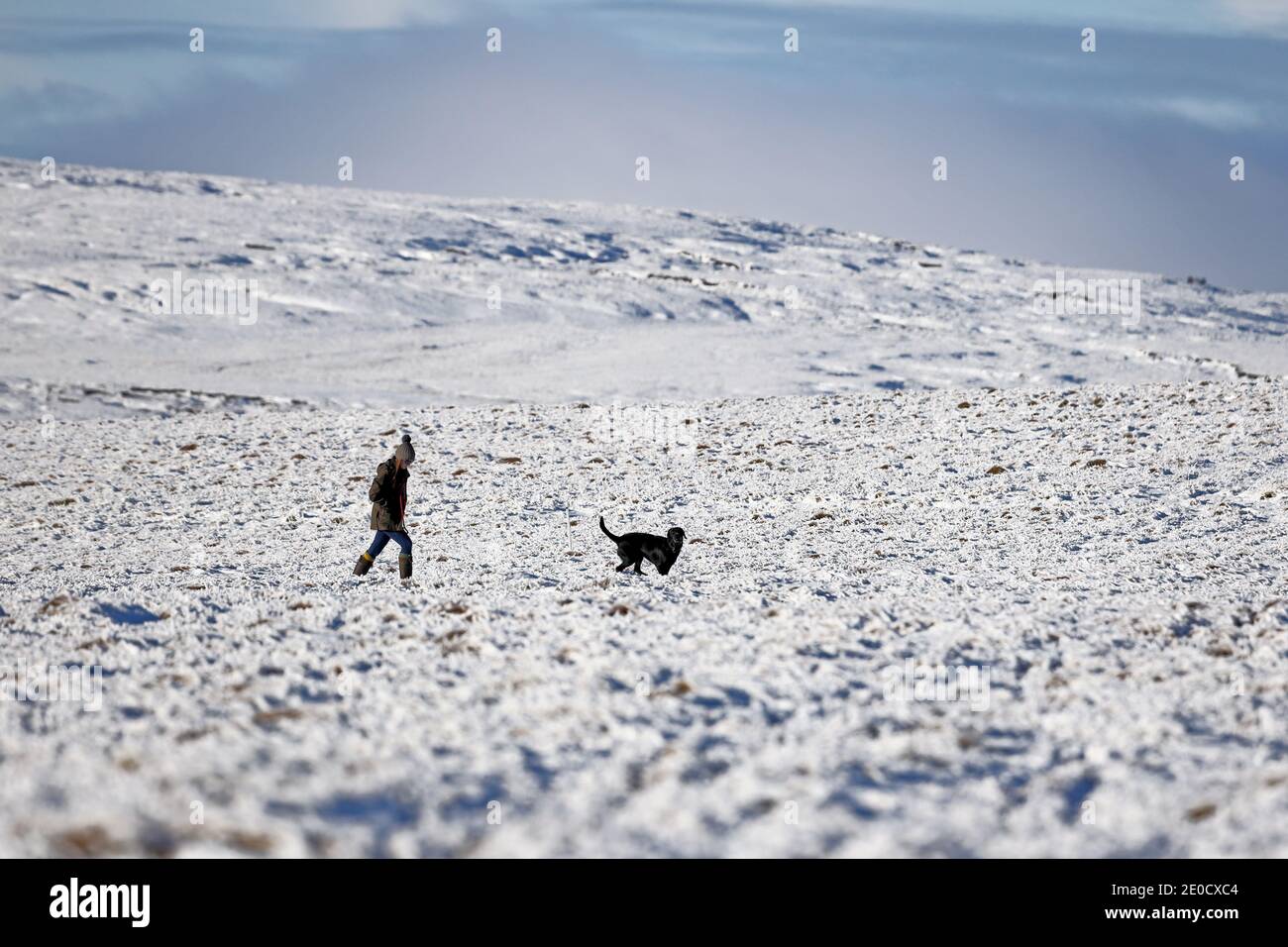 Teesdale, County Durham, Regno Unito. 31 dicembre 2020. Regno Unito Meteo. Il paesaggio di Upper Teesdale nel Nord Pennines divenne una bella meraviglia invernale di cielo blu polvere, ghiaccio e neve l'ultimo giorno del 2020. Credit: David Forster/Alamy Live News Foto Stock