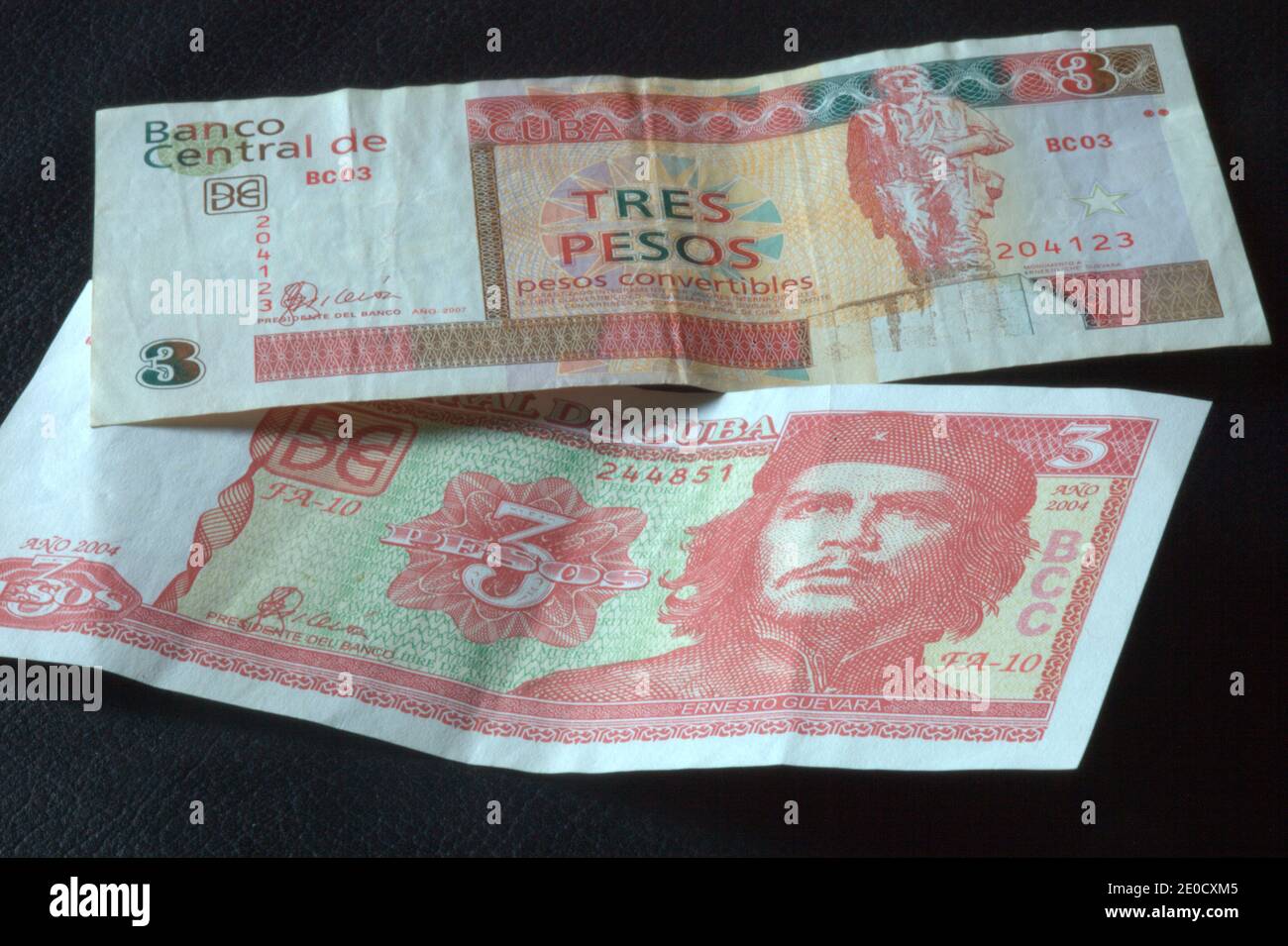 Banconote in doppia valuta cubana - 2 banconote cubane da entrambe Delle valute cubane un pesos cubano con che Guevara e 3 pesos cubani convertibili Foto Stock