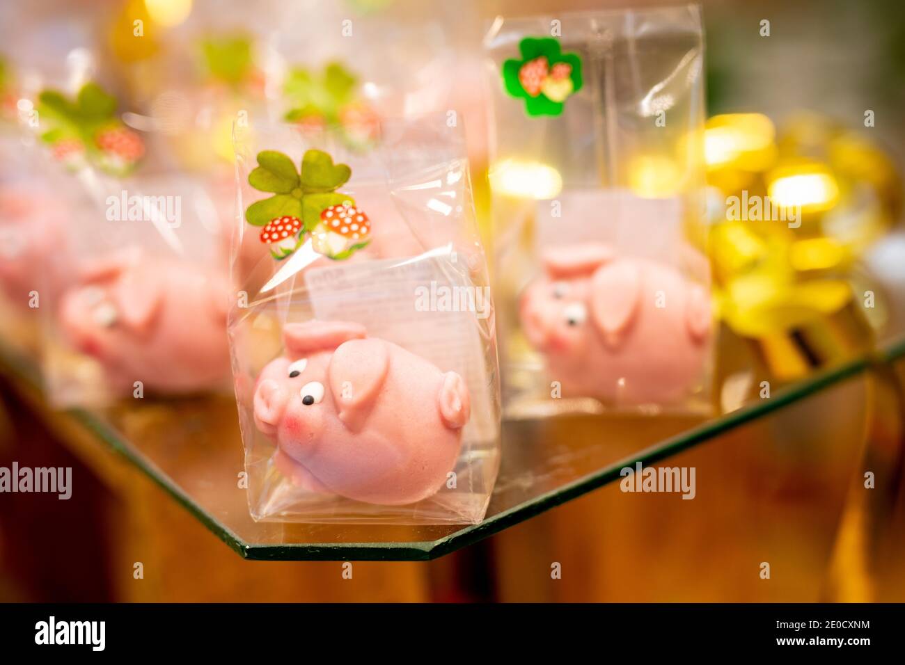 Hildesheim, Germania. 31 dicembre 2020. I maiali marzapane sono in vendita in un negozio di caramelle del centro. Credit: Moritz Frankenberg/dpa/Alamy Live News Foto Stock