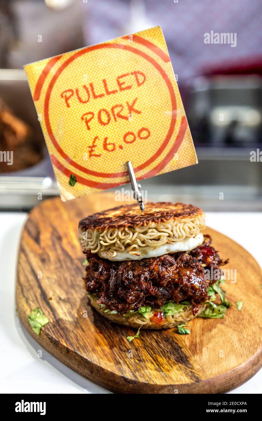 Hamburger Ramen di maiale tirato in una bancarella di cibo nel Greenwich Market, Londra, Regno Unito Foto Stock