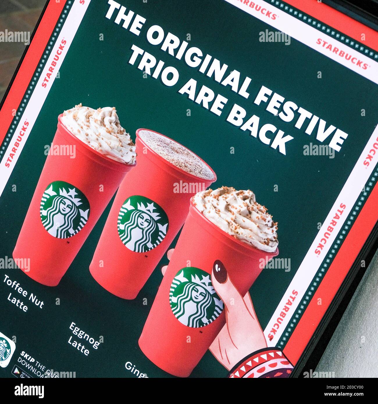 Londra UK, dicembre 31 2020, Starbucks High Street Coffee Shop che promuove le bevande calde natalizie Foto Stock