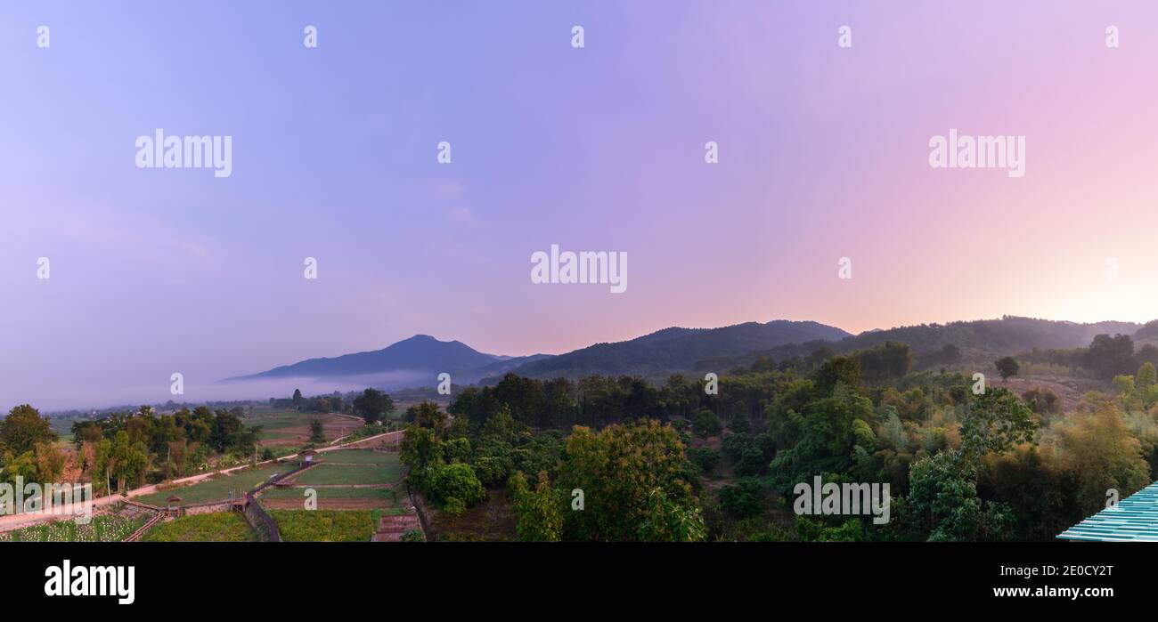 Vista aerea Paesaggio e montagna con alba al mattino nel quartiere di Pua, Nan, Thailandia Foto Stock
