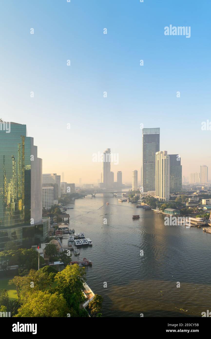 Vista aerea dell'edificio lungo il fiume Chaophraya alba al mattino, Thailandia Foto Stock