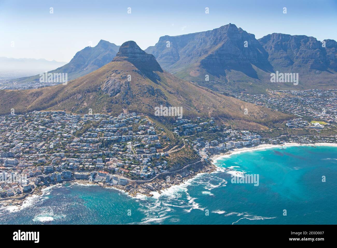 Cape Town, Western Cape, Sudafrica - 12.22.2020: Foto aerea di Clifton e Camps Bay con Lions Head and Table Mountain sullo sfondo Foto Stock