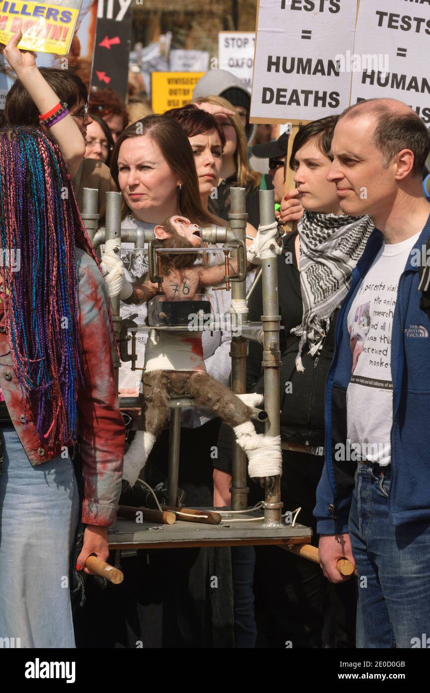 Una marcia anti vivisezione che dimostra contro la costruzione di un nuovo laboratorio animale all'università di Oxford. High Street, Oxford, Oxfordshire, Regno Unito. 22 Apr 2006 Foto Stock