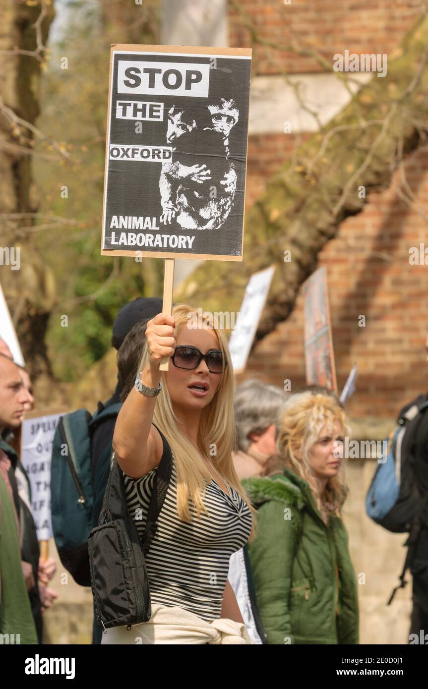 Una marcia anti vivisezione che dimostra contro la costruzione di un nuovo laboratorio animale all'università di Oxford. High Street, Oxford, Oxfordshire, Regno Unito. 22 Apr 2006 Foto Stock