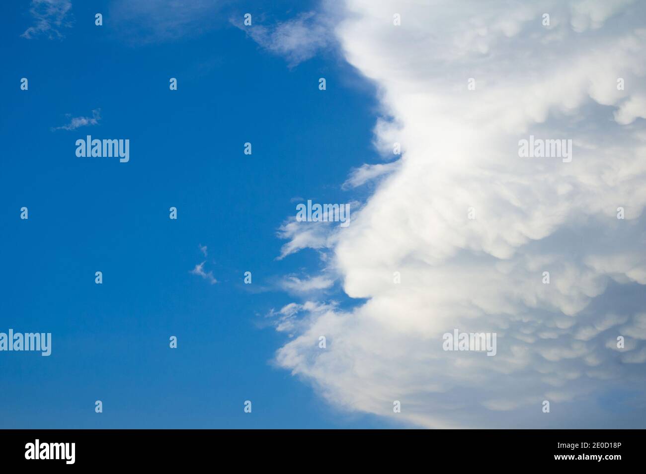Il cielo è diviso in cielo azzurro chiaro e cielo nuvoloso con nuvola. Tempo vario e vario. Foto Stock