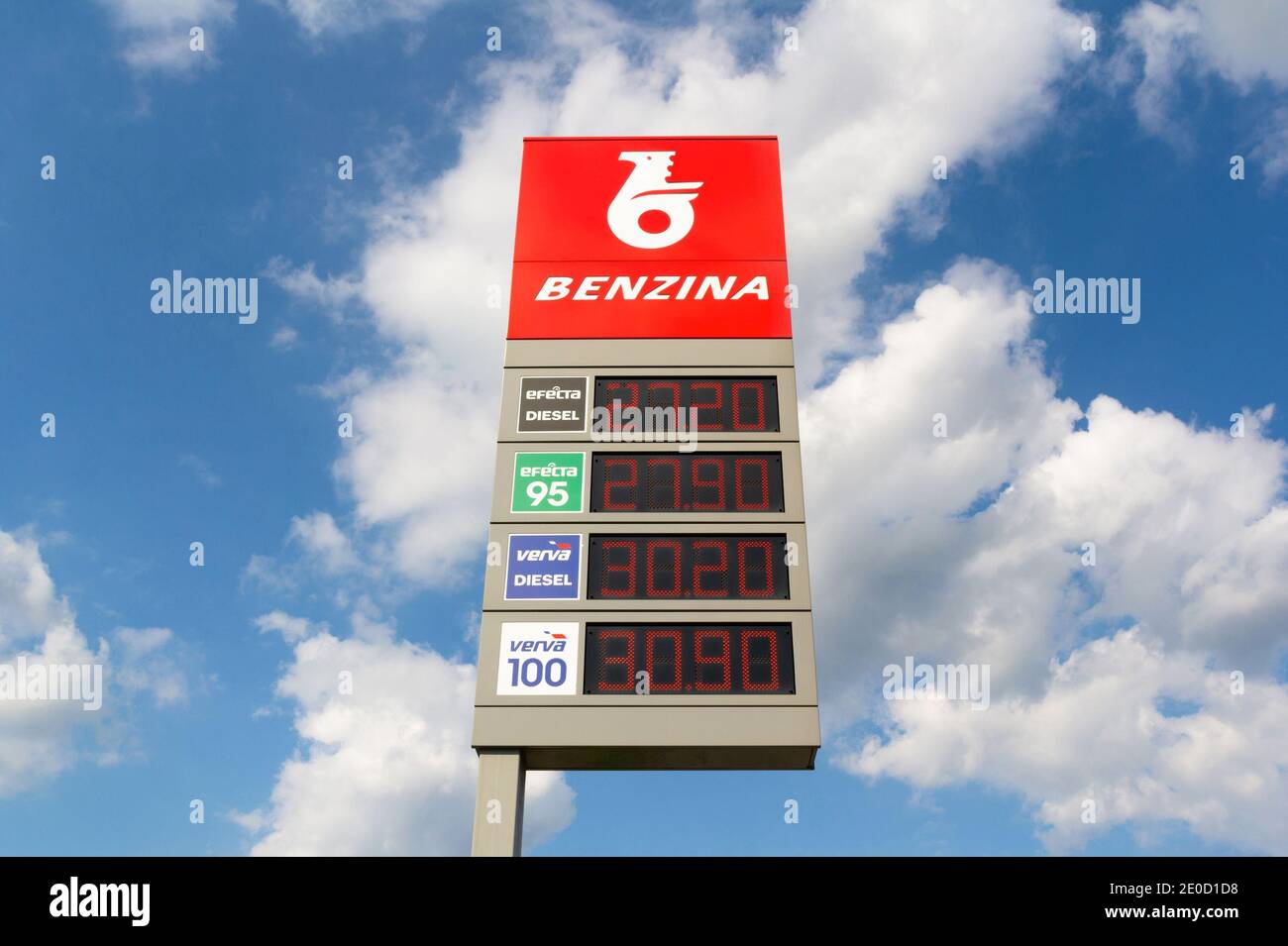 Ostrava, Repubblica Ceca / Czechia - 3 settembre 2020: Stazione di benzina e di pattuglia di benzina. Marchio logo della società, firn e corporate sul prezzo di Foto Stock