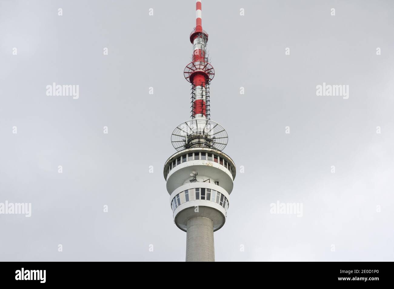 Torre e trasmettitore per la televisione e le comunicazioni, Praded, montagne di Jeseniky, Repubblica Ceca / Czechia - dettaglio del punto di osservazione e dell'edificio di osservazione Foto Stock