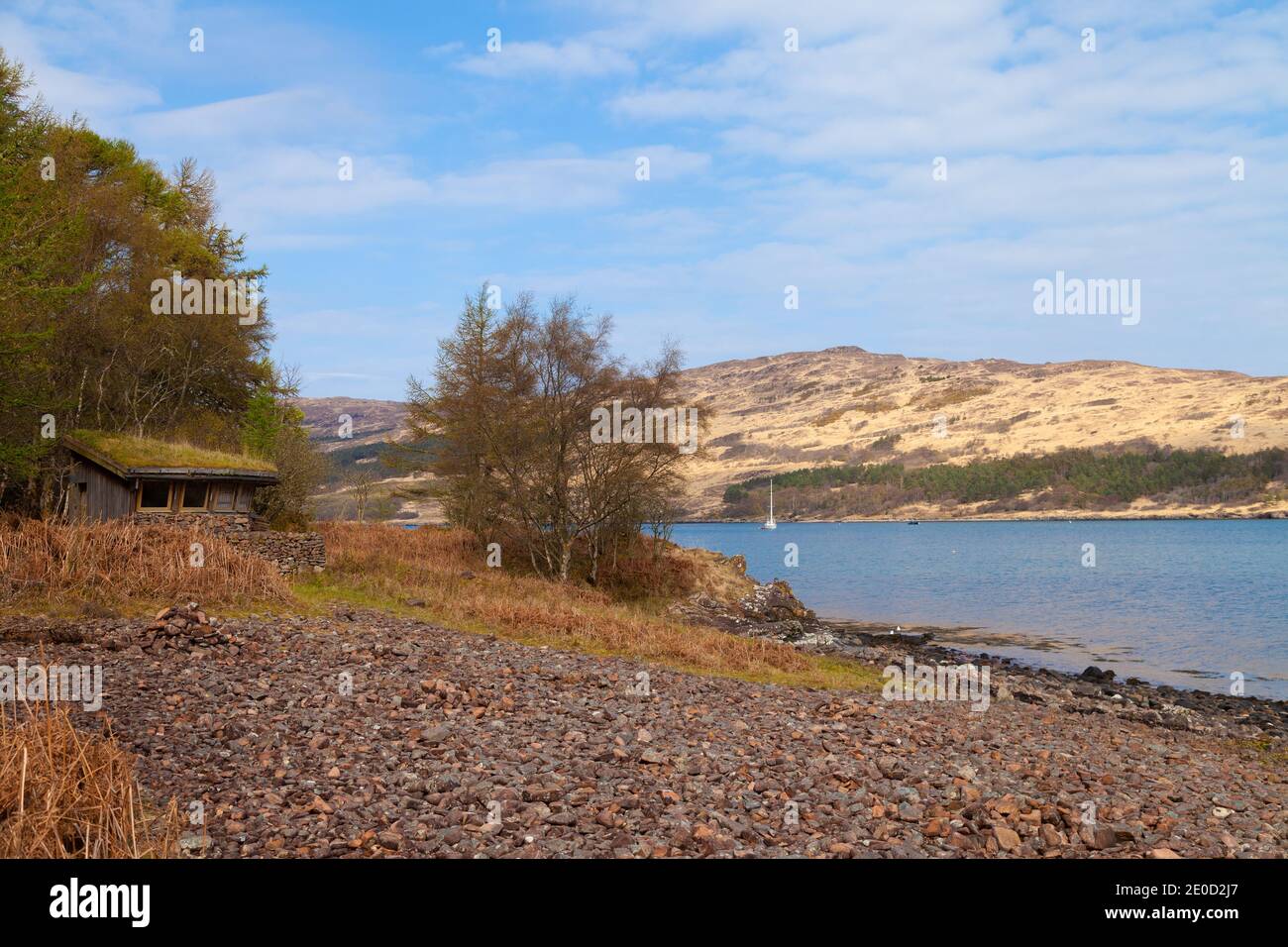 L'uccello nascondi guardando sopra Loch Scresort vicino a Kinloch, Isola di Rum, Scozia Foto Stock