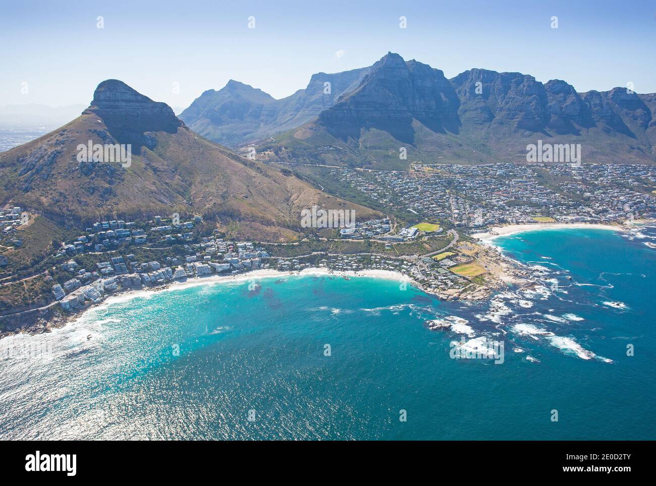 Cape Town, Western Cape, Sudafrica - 12.22.2020: Foto aerea di Clifton e Camps Bay Beach con Table Mountain sullo sfondo Foto Stock