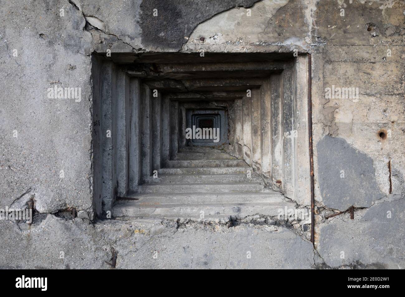 Dettaglio bunker militare e pillbox - abbraccio steppen e foro per pistola nella parete grigia in cemento. Foto Stock