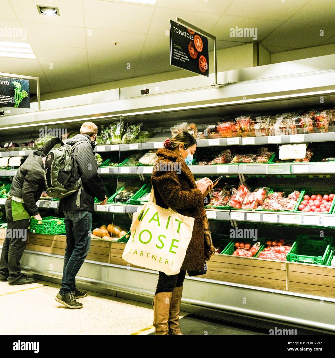 Londra UK, dicembre 31 2020, acquirenti all'interno DI un supermercato John Lewis Waitrose che indossa maschere facciali di protezione durante il Lockdown Tier 4 COVID-19 Foto Stock