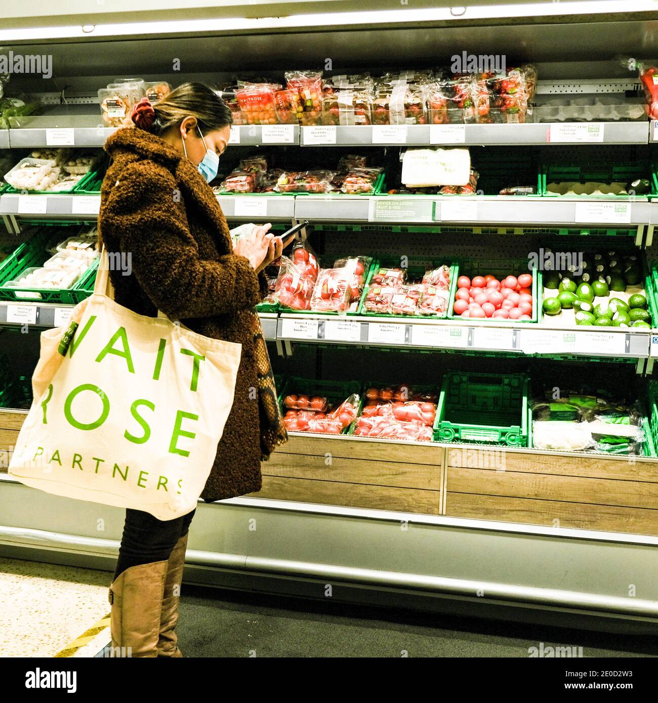 Londra UK, dicembre 31 2020, acquirenti all'interno DI un supermercato John Lewis Waitrose che indossa maschere facciali di protezione durante il Lockdown Tier 4 COVID-19 Foto Stock