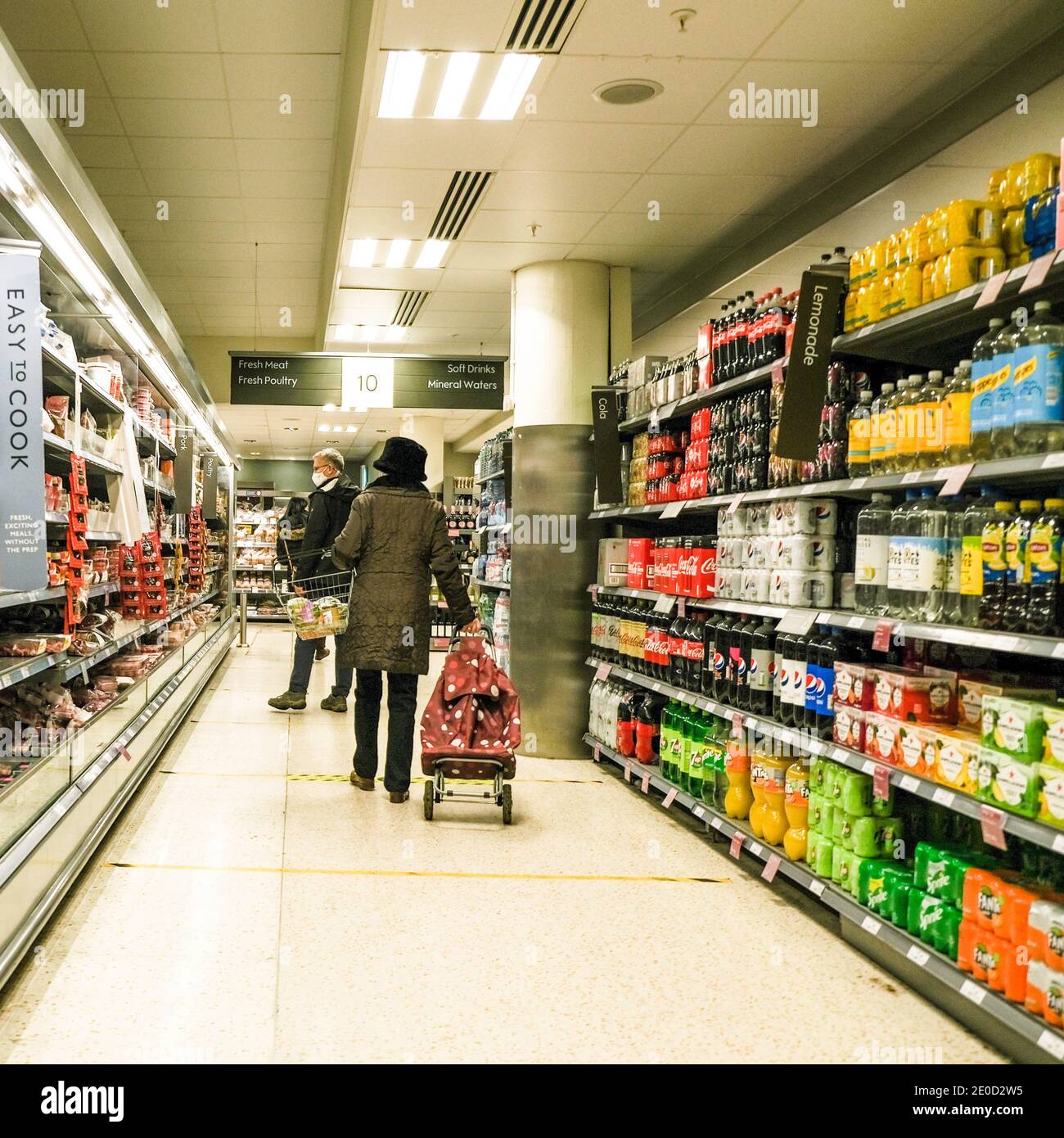 Londra UK, dicembre 31 2020, acquirenti all'interno DI un supermercato John Lewis Waitrose che indossa maschere facciali di protezione durante il Lockdown Tier 4 COVID-19 Foto Stock