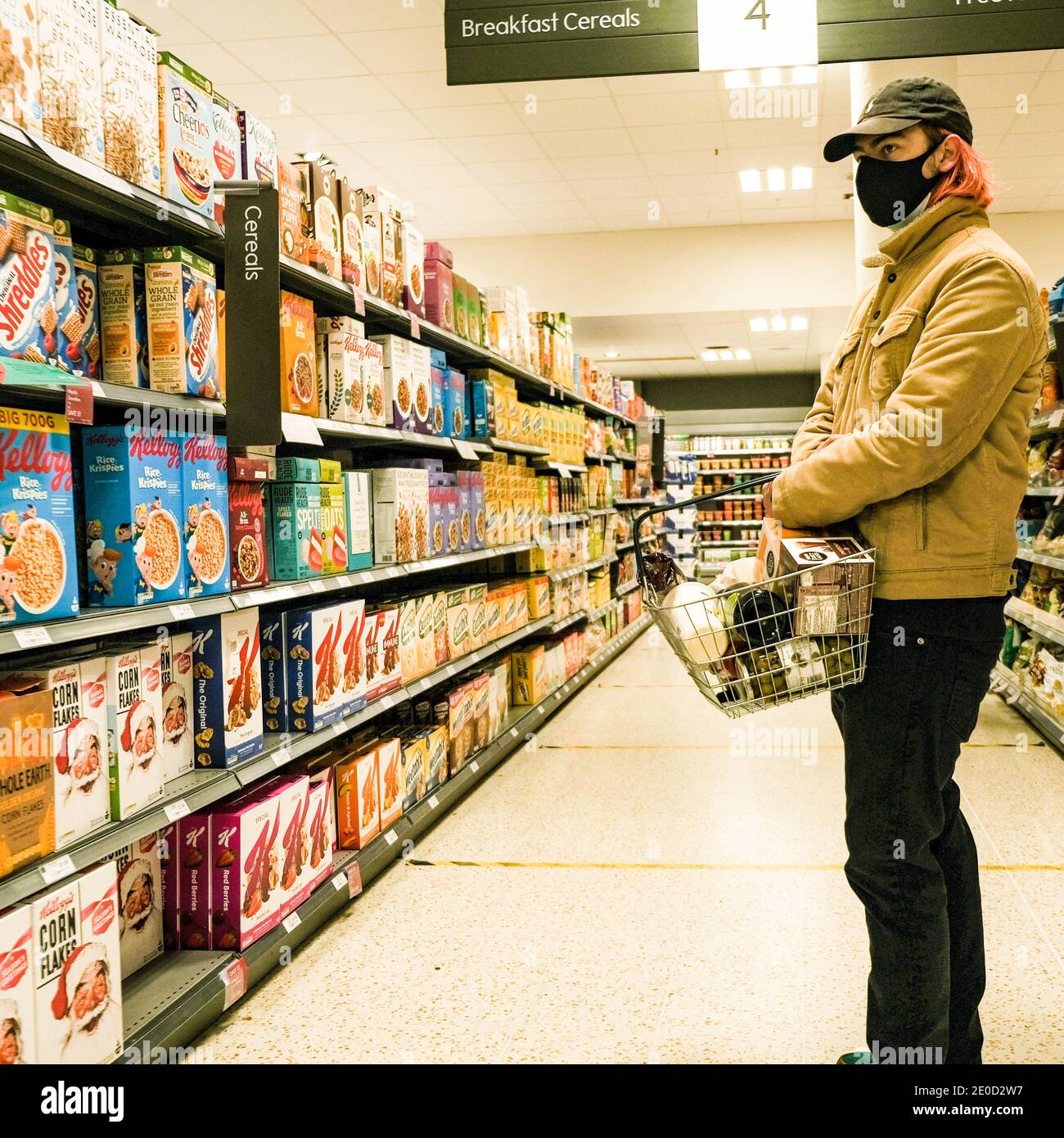 Londra UK, dicembre 31 2020, acquirenti all'interno DI un supermercato John Lewis Waitrose che indossa maschere facciali di protezione durante il Lockdown Tier 4 COVID-19 Foto Stock