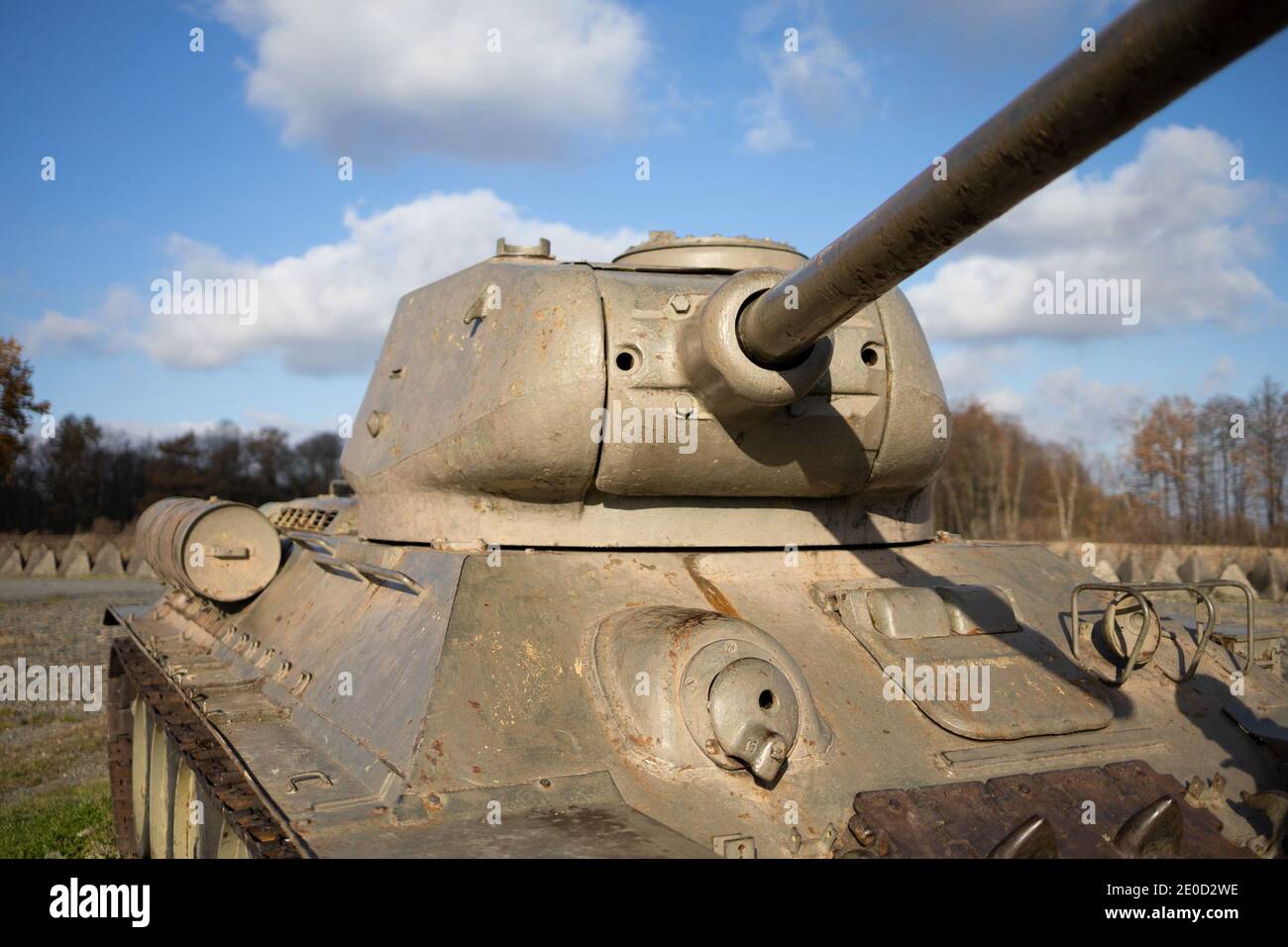 Carro armato sovietico vecchio di età dalla seconda guerra mondiale - veicolo da combattimento corazzato. Dettaglio torretta. Messa a fuoco superficiale. Foto Stock