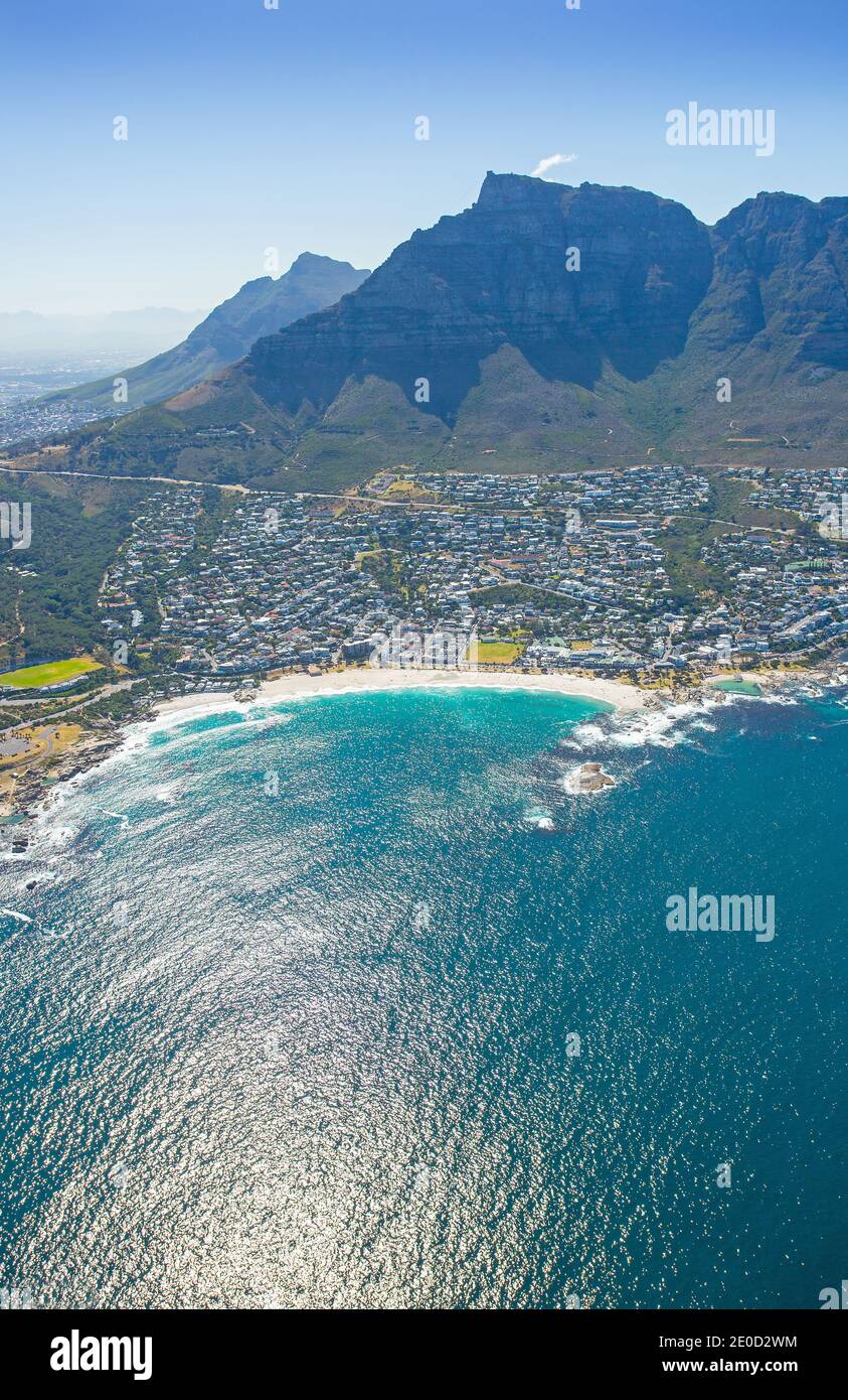 Città del Capo, Capo Occidentale, Sud Africa - 12.22.2020: Foto aerea di Camps Bay Beach con Table Mountain sullo sfondo Foto Stock