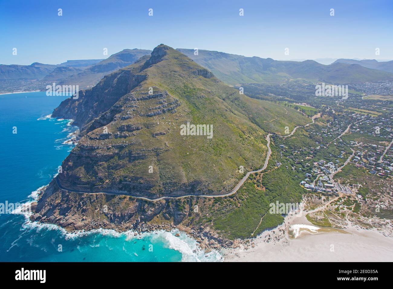 Città del Capo, Capo Occidentale, Sud Africa - 12.22.2020: Foto aerea di Noordhoek Beach e Peak, con Chapmans Peak sullo sfondo Foto Stock