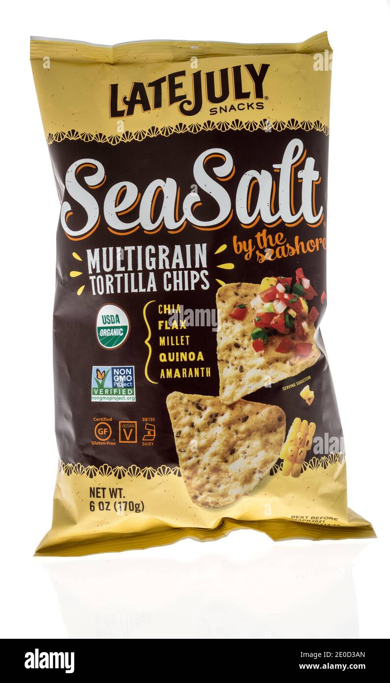 Winneconne, WI-27 dicembre 2020: Un sacco di tortilla fine luglio chip su uno sfondo isolato. Foto Stock