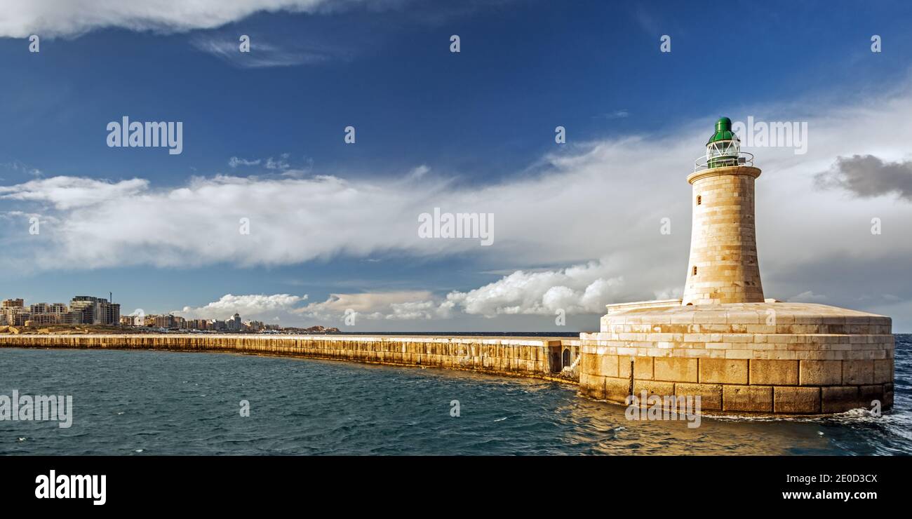 Il faro di St. Elmo all'ingresso del Grand Harbour a la Valletta, Malta Foto Stock