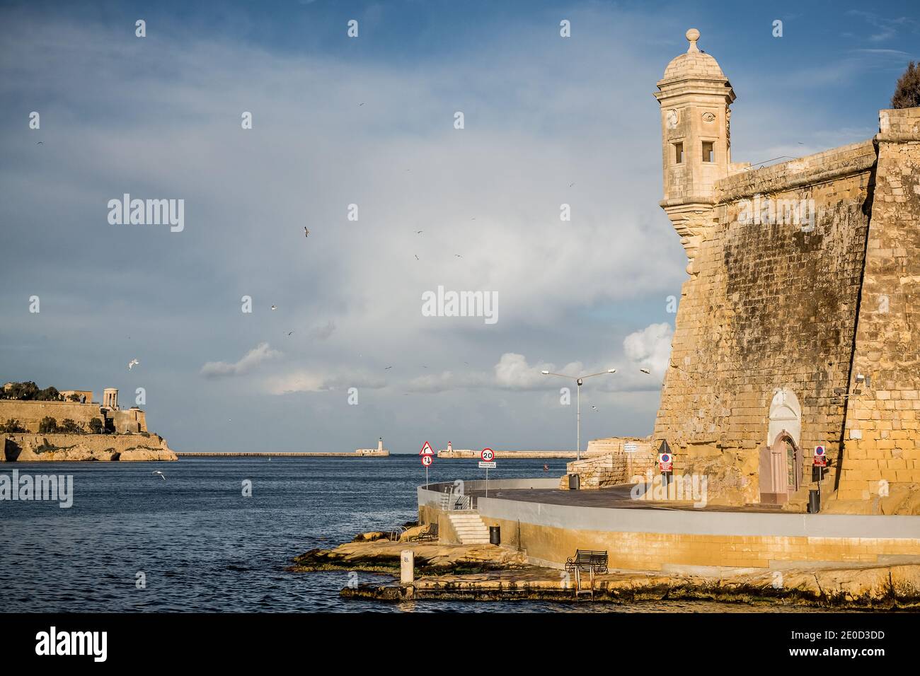 Fort St Angelo e altri edifici storici sul lungomare di Grand Harbour, Valletta, Malta. Foto Stock