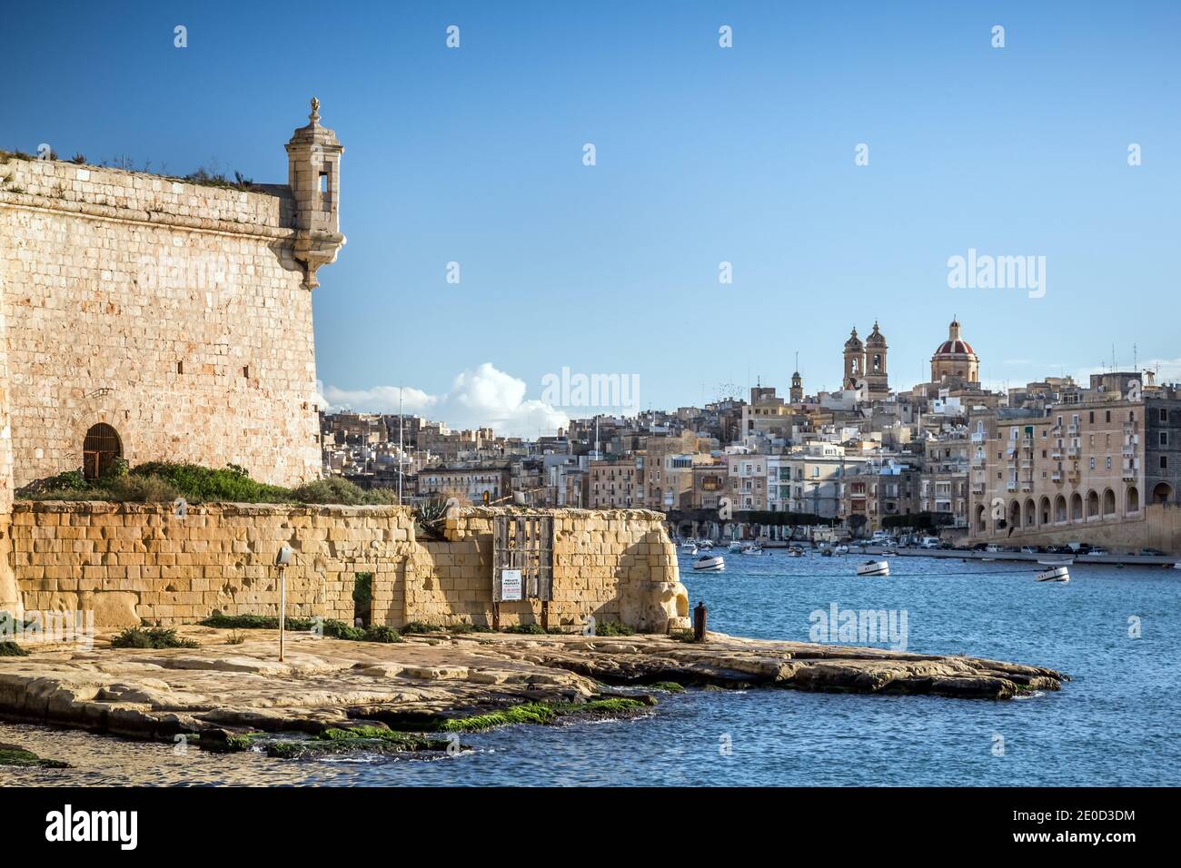 Fort St Angelo e altri edifici storici sul lungomare di Grand Harbour, Valletta, Malta. Foto Stock