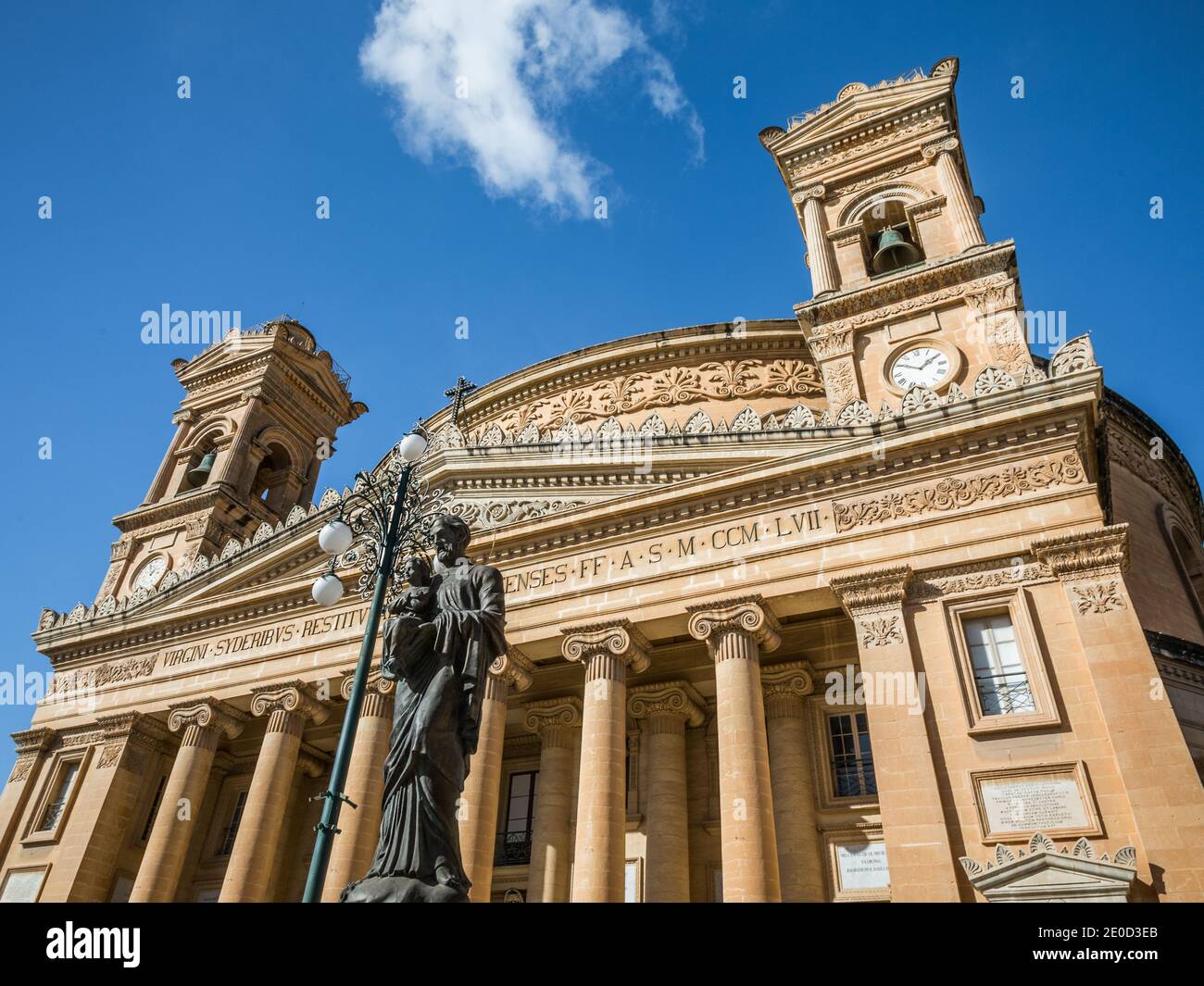 Statua di Giovanni Battista e bambino fuori dalla cupola della Mosta, o rotonda di Santa Marija Assunta, Mosta, Malta, Europa Foto Stock