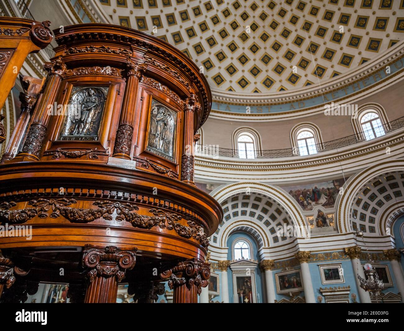 Ornately intagliato pulpito di legno e gradini, interno di Mosta Dome, o Rotunda di Santa Marija Assunta, Mosta, Malta, Europa Foto Stock