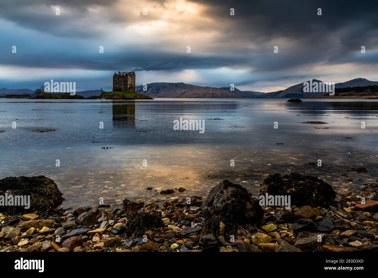 Tramonto sul castello di Stalker sulle rive del Loch Linnhe, Highlands scozzesi, Scozia, Regno Unito Foto Stock