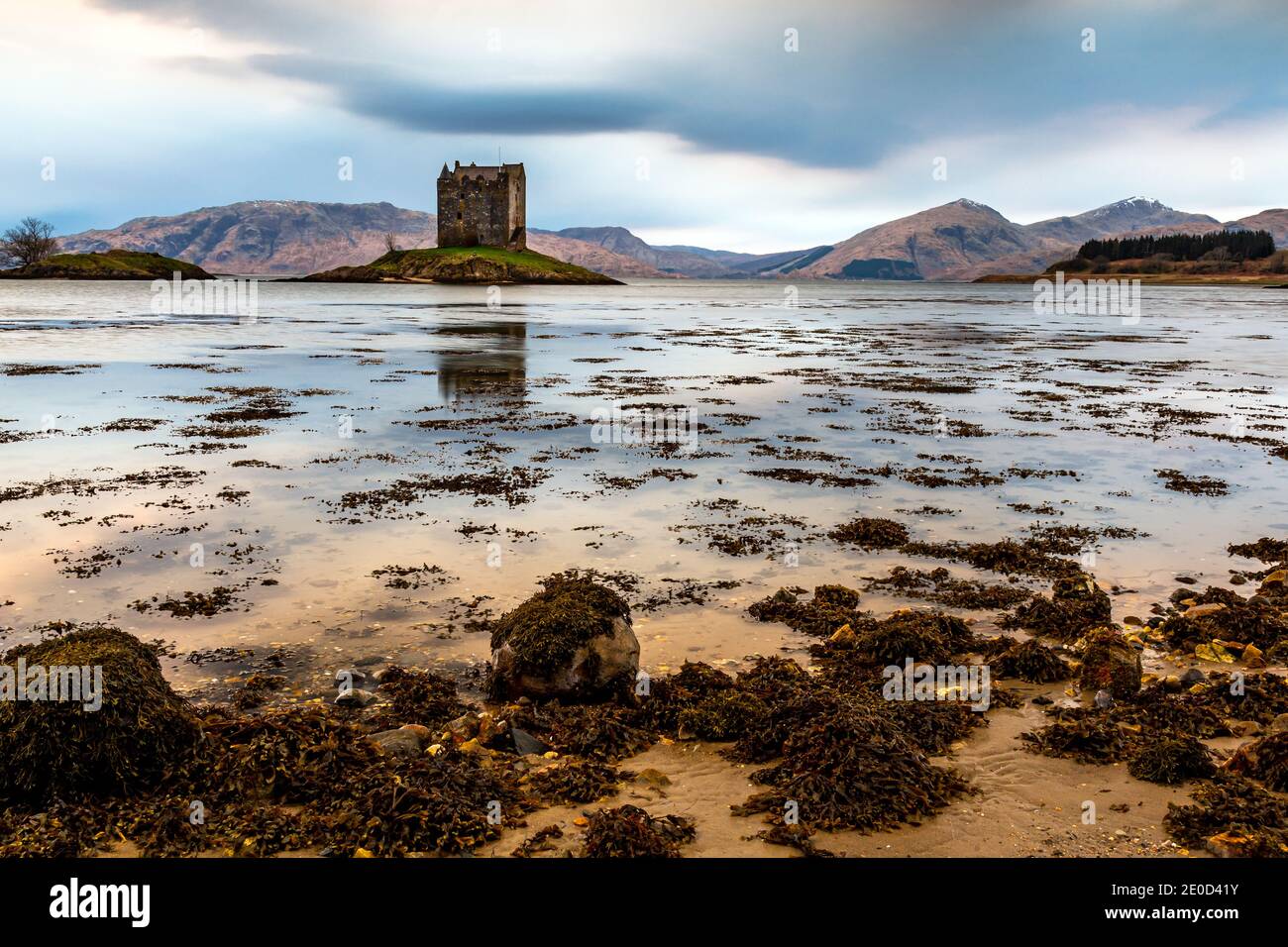 Tramonto sul castello di Stalker sulle rive del Loch Linnhe, Highlands scozzesi, Scozia, Regno Unito Foto Stock