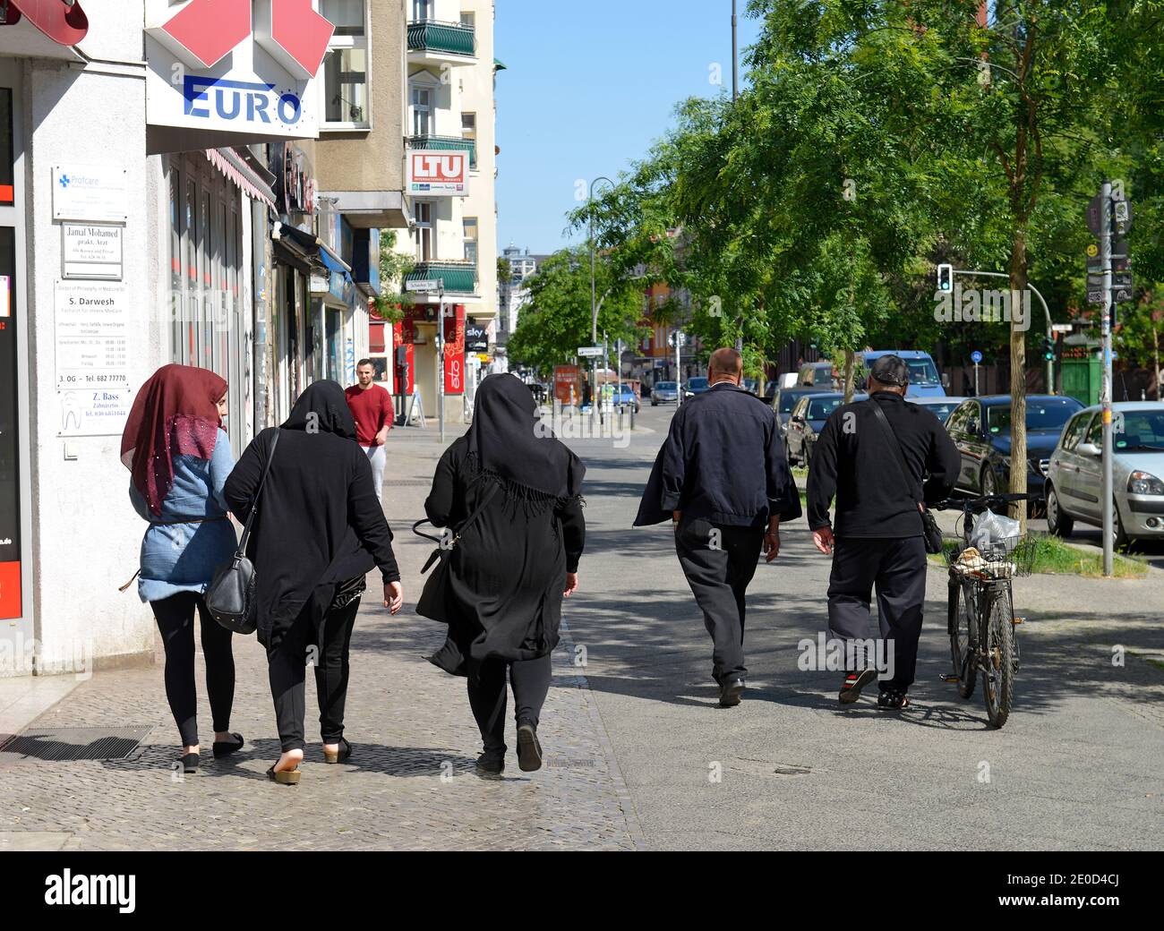 Strassenszene, Karl-Marx-Strasse, Neukoelln, Berlino, Deutschland Foto Stock