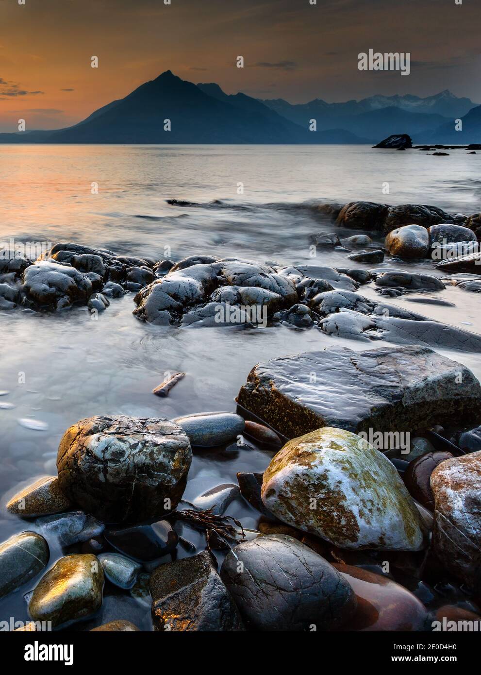 Tramonto a Elgol Beach su Loch Scavaig, Cuillin Mountains, Isola di Skye, Scozia, Regno Unito Foto Stock