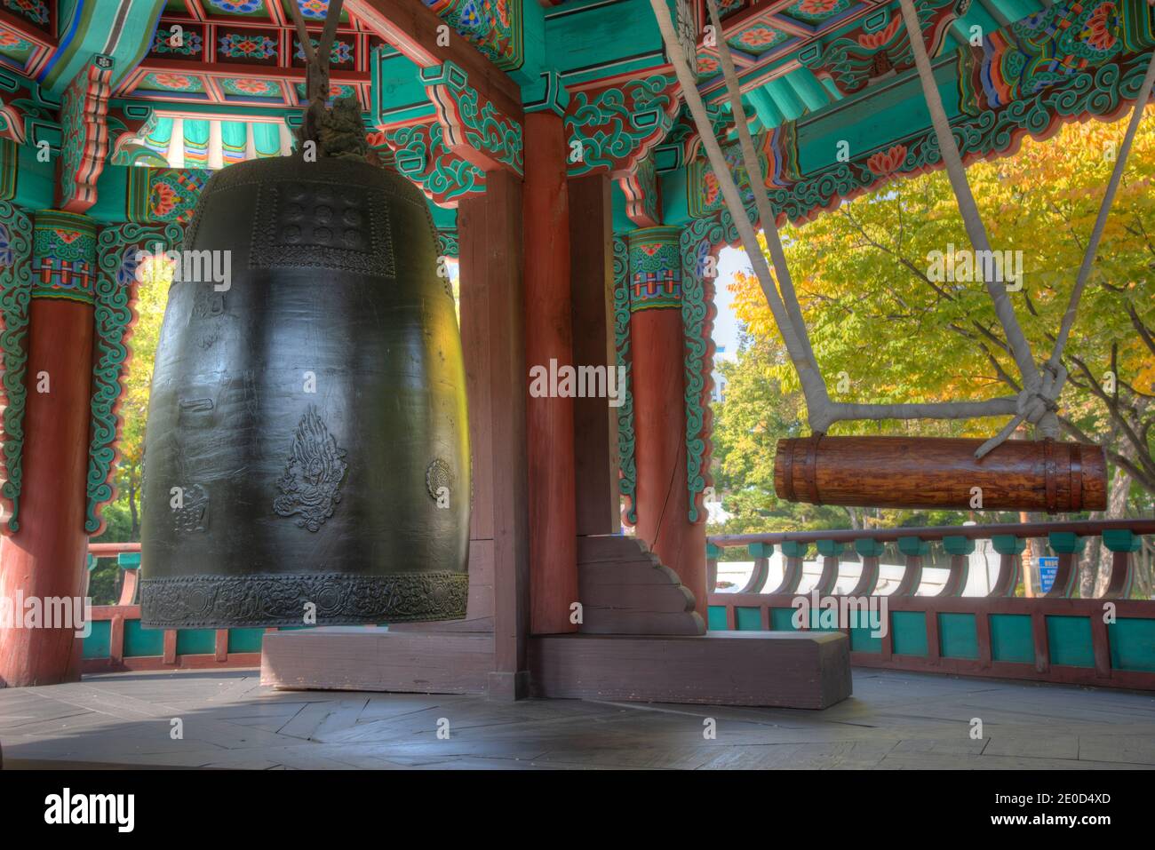 Campana in un padiglione tradizionale a Daegu, Repubblica di Corea Foto Stock