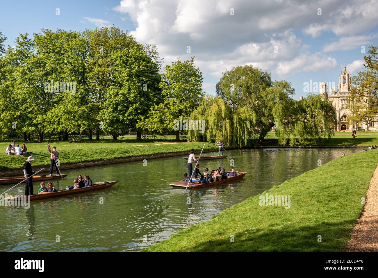 Turisti che si godono gite punt lungo il fiume Cam in centro Cambridge, Regno Unito Foto Stock