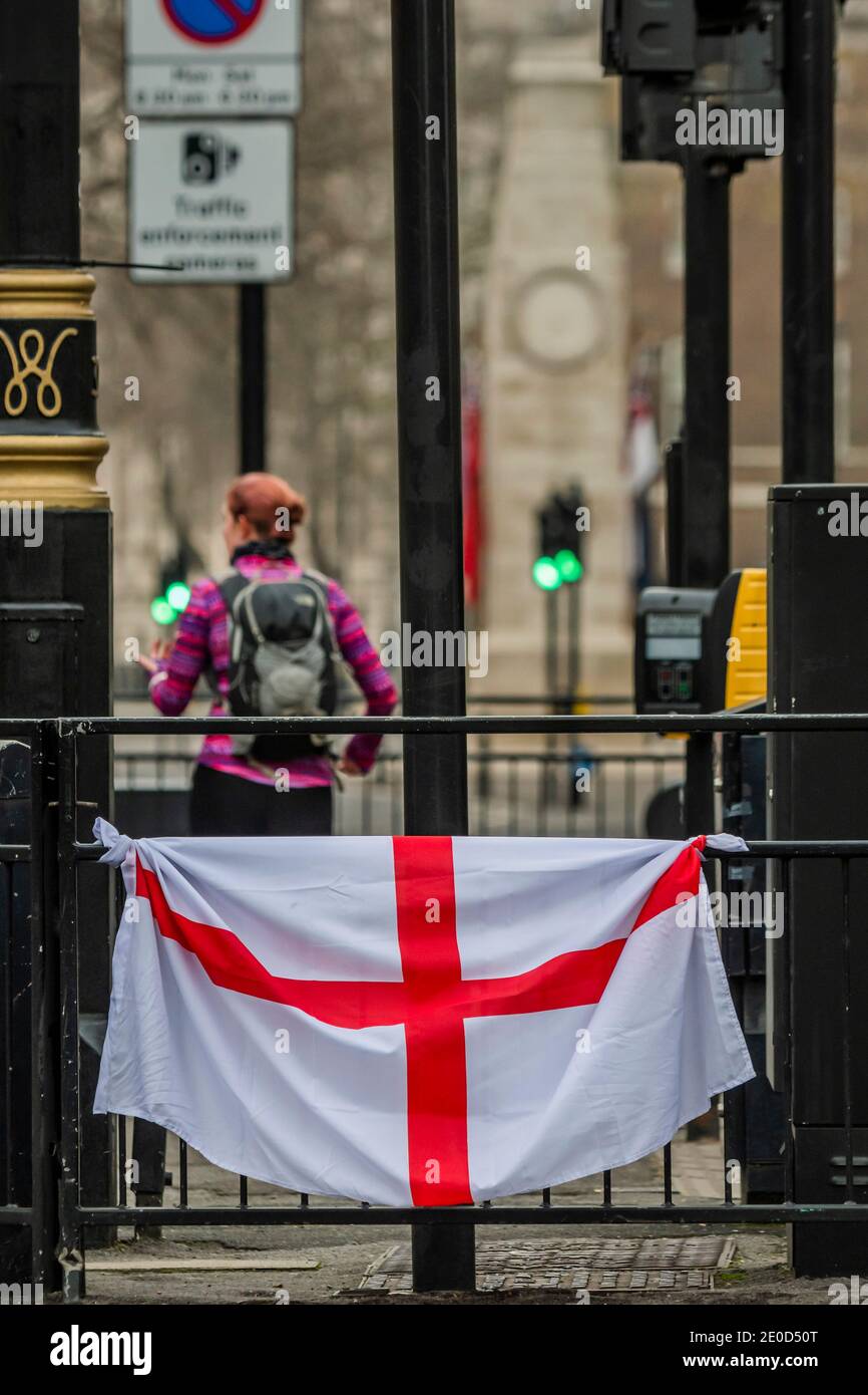 Londra, Regno Unito. 31 dicembre 2020. Una croce solitaria della bandiera di San Giorgio è avvolta sulle ringhiere fuori dal parlamento - preparativi per la fine del periodo di transizione Brexit a Westminster. Credit: Guy Bell/Alamy Live News Foto Stock