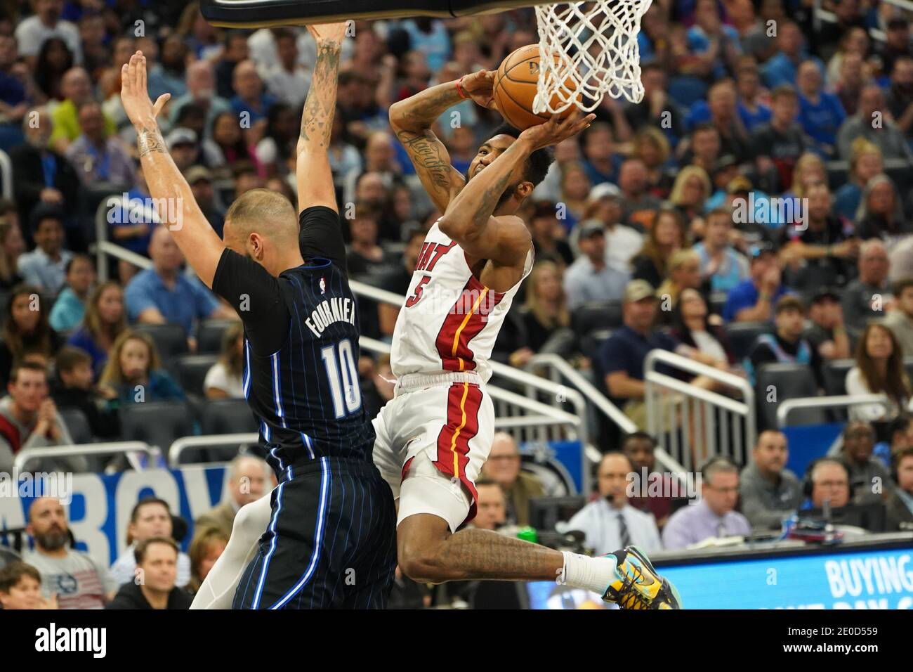 Forward Derrick Jones Jr. Di Miami tenta di fare un cestino ed è imbrigliato da Evan Fournier di Orlando. (Centro Amway a Orlando venerdì 3 gennaio 2020) Photo Credit: Marty Jean-Louis Foto Stock