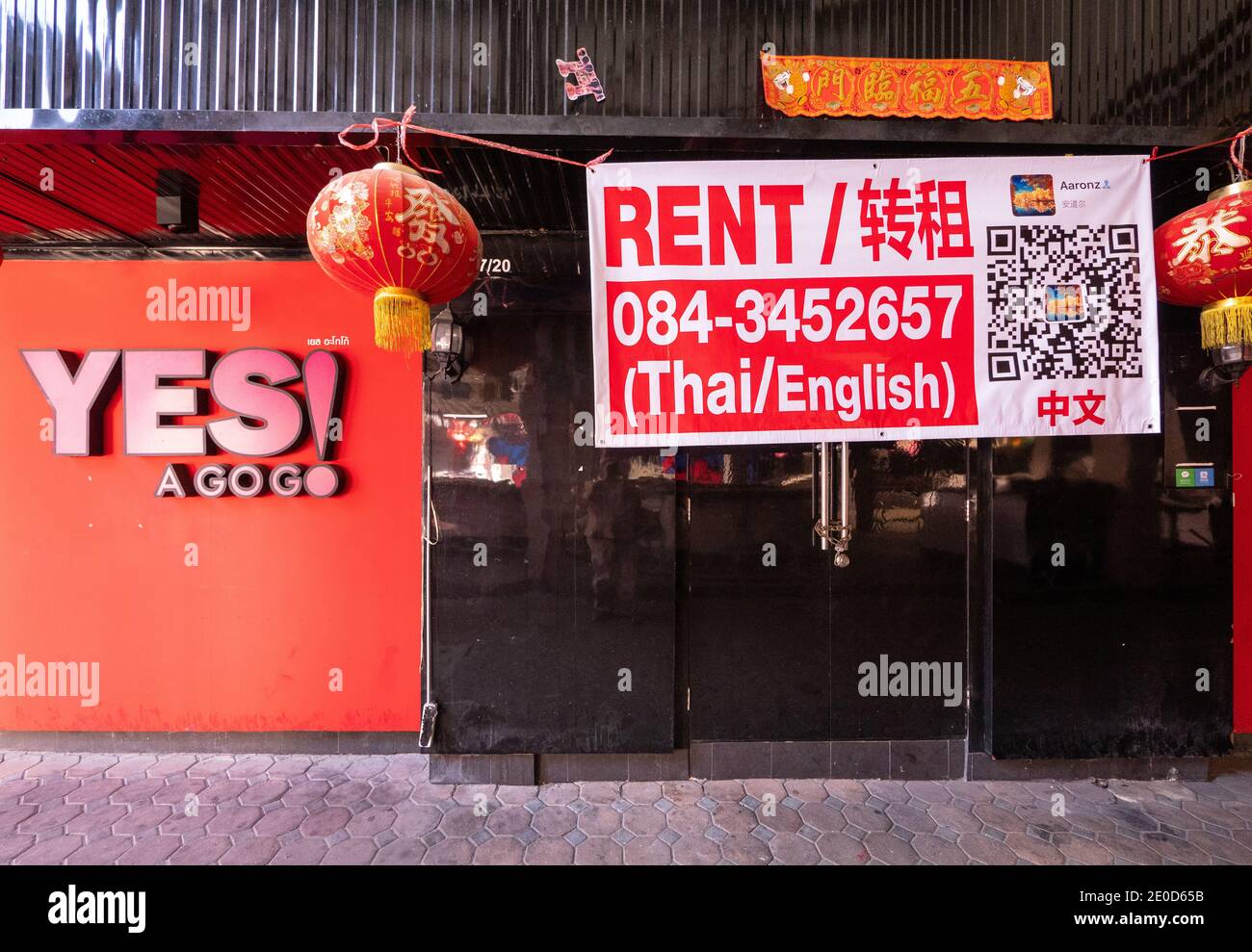 Pattaya, Thailandia - 31 dicembre 2020: La pandemia di Covid-19 ha avuto conseguenze terribili per la città di villeggiatura di Pattaya in Thailandia. Questa barra gogo è dotata di clos Foto Stock