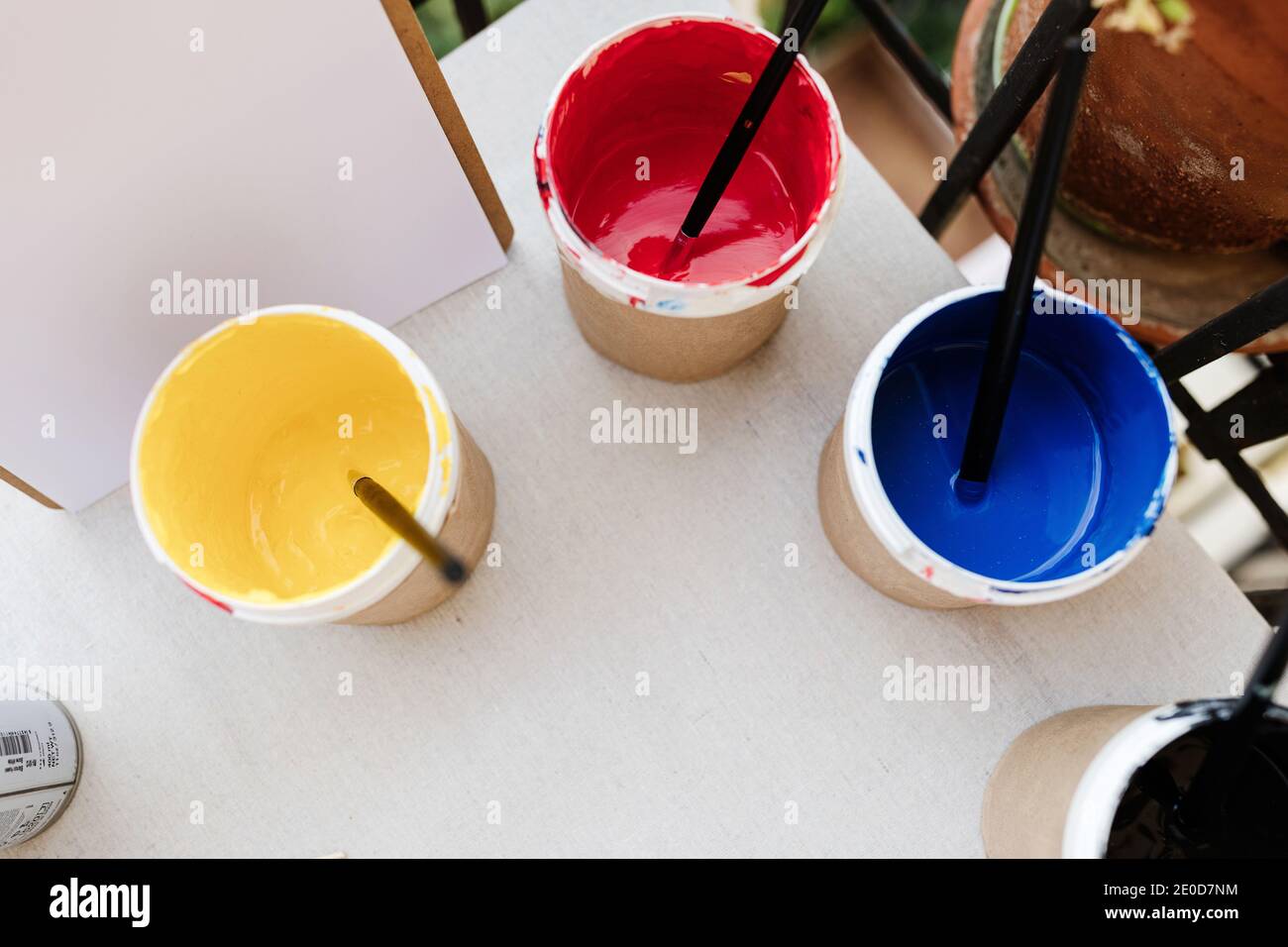 Gli spikelets di grano dorato asciutti che si flettono nel vento contro il cielo nuvoloso nella soleggiata giornata estiva Foto Stock