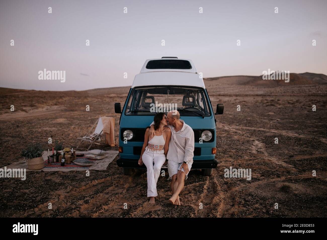 Fiori di orchidea con petali rosa e foglie verdi su sfondo bianco Foto Stock