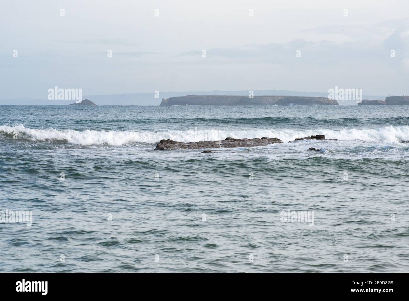 Isola Baleal con le onde dell'oceano atlantico a Peniche, Portogallo Foto Stock