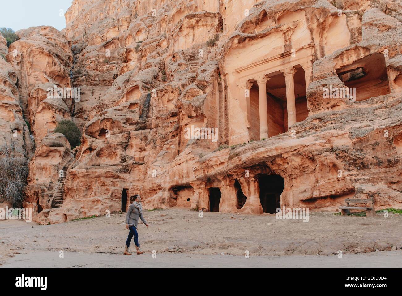 Happy African American femmina in elegante vestfit testo registrazione messaggio audio e guardare la fotocamera mentre si trova sul lungomare con recinzione vicino fiume Foto Stock