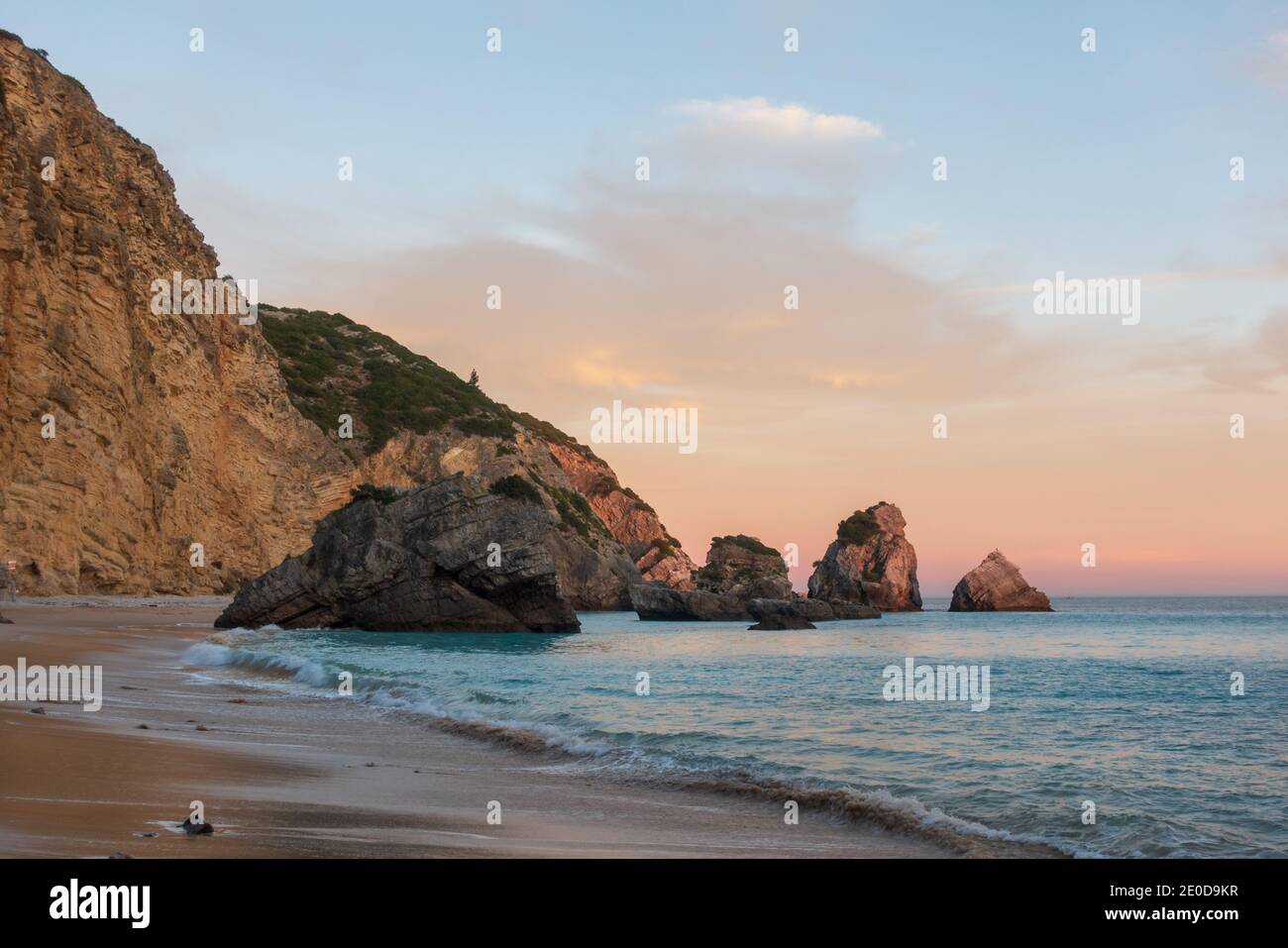 Ribeiro do Cavalo paradiso spiaggia nel Parco Naturale di Arrabida a Sesimbra al tramonto, Portogallo Foto Stock